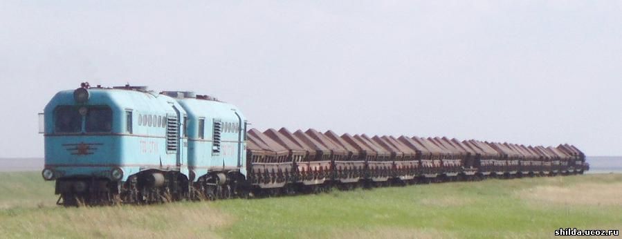 Сплотка тепловозов ТУ2 157 и ТУ2 115 ведет грузовой состав.